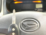 【キーレス】少し離れた場所からでもボタン一つでドアの開錠・施錠ができるのでとっても便利!ドアの鍵穴周りに傷をつけることもありません♪