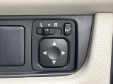 【電動格納ミラー】サイドミラーは電動格納式となっており、狭い駐車場でもキズがつくリスクを抑えられます。