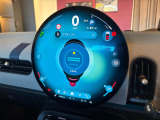 MINIのメーターパネルは円をコンセプトにデザインされております。おしゃれで愛嬌のあるMINI独自のデザインに惹かれる方は数多くいらっしゃいます。