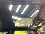 【ガラスルーフ】ガラスルーフ搭載で車内の解放感が一気にアップ!開放的なドライブをお楽しみいただけます。