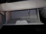 大型のグローBOXが装備されています。よく使うアイテムの収納に便利です、欲しい時にすぐに取り出せます♪