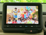 停車時には画面でテレビ番組を視聴でき、待ち時間などを過ごす際にも活用できます。見やすい大きさのモニターで、画面の内容を確認しやすいエンターテインメント装備です。
