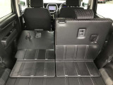 リヤシートを倒すと大きな荷物も搭載可能です。