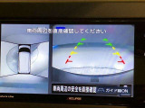 車の全周囲の画像が表示されます。運転席から見づらい個所なども、上空から見たような映像で確認できます。映像のきりかえも出来、後方確認だけでなく大変便利な機能です。