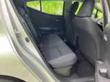 後席は左右に座席が並び、乗員それぞれが腰掛けやすい空間です。窓から外の様子を確認しやすく、落ち着いた色合いのシートとともに、ご家族や同乗者にもくつろいでいただけます。