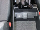 スマートフォンやお手持ちの機器のバッテリー残量が少なくなっても、運転中に充電ができるので安心ですね!