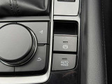 オートホールド!ブレーキを制御して車両の停車状態を保持する機能です。アクセルを踏んで発進するとブレーキが解除されます。信号待ちなどの停車中はブレーキペダルから足を離せるので疲労が軽減できます
