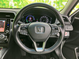 ステアリング周辺に各種スイッチがまとまり、運転姿勢を保ちながら必要な操作を行いやすい配置です。メーター類も視界に入り、手元と前方の確認を両立しやすくなっています。