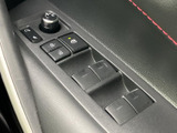ドア側にウインドウ用スイッチやミラー調整の操作部が集約されています。各ボタンの表示を見ながら使えるため、窓やミラーの調整を手元で行いやすく、日常の乗り降りにも便利です。