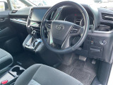 【運転席】座り心地が良いシートなので長時間の運転でも快適にお過ごしいただけます。新品のフロアマットのご注文も可能です。掲載箇所以外にご希望の写真がございましたらお気軽にお問い合わせ下さい。