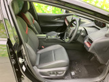 前席は身体を預けやすい形状で、運転席まわりの各部にも手が届きやすい配置です。乗り込んだ際の視界も広がり、落ち着いた色合いとすっきりした室内で快適に過ごせます。
