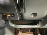 運転席の足元です。ETCの機器が付いていて、下にペダルが見えます。