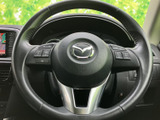 手元に各種スイッチが配置され、視線を大きく移さずに車内の機能へアクセスしやすい仕様です。握りやすい形状で運転姿勢を整えやすく、毎日の移動を快適にサポートしてくれます。