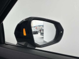●アウディサイドアシスト『後方の死角を並走する車両を検知しドアミラーの内側のLEDが点灯。ドライバーに注意を促し事故を未然に防ぐシステムです。』