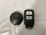 スマートキーを装備しています。鍵を差し込むことなくドアロックの開け閉めと、スタートボタン操作でのエンジンスタートができます。加えて、純正リモコンエンジンスターター用の操作キーもついています。