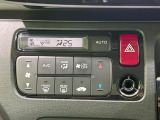 【オートエアコン】一度お好みの温度に設定すれば、車内の温度を検知し風量や温度を自動で調整。暑い&hellip;寒い&hellip;と何度もスイッチ操作をする必要はありません。快適な車内空間には必須の機能ですね♪