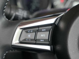ハンドルの左側にはステアリングスイッチが設置されています。手元での楽々操作でオーディオ系の操作がハンドルから手を放さずに可能です。また、ハンズフリー電話の設定も可能です★☆★☆