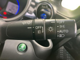 レバーには操作位置を示す表示が並び、運転席から確認しやすい仕様です。必要な表示を手元で見分けやすく、運転中のスムーズな操作をサポートします。