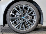 【BMWアロイホイル】軽量かつ強度に拘ったアロイホイル。走行性能ポテンシャルを引き出す設計。車の足元を引き締めてくれる大きなポイントはアロイホイルです。