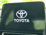 ダッシュボード中央に大きなディスプレイを備え、画面を見ながら車内の情報を確認しやすい配置です。視線を向けやすい位置にあり、日常の移動時にも扱いやすさが期待できます。
