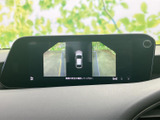 車両を上から見たような周囲の表示があり、後退時に左右の状況を確認しやすい画面です。駐車スペースへの出し入れなど、低速での位置合わせをサポートします。