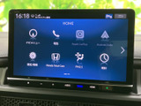 ホーム画面にナビや電話、スマートフォン連携などのメニューが並び、使いたい機能を見つけやすい構成です。画面表示が見やすく、日々の移動を便利にサポートします。