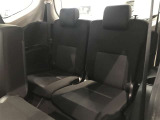 3列目シートは跳ね上げ式で折りたたみ可能です。キャンプ用品など大きな荷物もばっちり収納可能です!