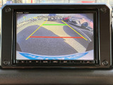後方の様子を画面で確認しながら駐車でき、車庫入れや狭い場所での後退をサポートします。目安となるガイド線も表示されるため、周囲を確かめながら落ち着いて操作しやすい装備です。