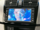 映像を画面に表示できるため、停車中の休憩時間などにテレビ番組を視聴できます。見やすい位置にまとまった画面で、車内で過ごすひとときに映像を楽しめる便利な装備です。