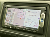 画面上に地図と現在地が表示され、目的地までの道順を確認しやすいナビゲーションです。周辺の施設や道路も見渡せるため、慣れない場所へのお出かけにも便利です。