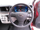 センターメーターで視界良好な運転席廻りです。運転時の視線移動が少なくて済むので安全性にも一役買ってくれますね。ぜひ一度ご覧になってください。見易さが違いますよ