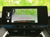 後方の映像に加えて車両周辺の表示も確認でき、駐車時の後方確認をサポートします。ガイド線を目安にしながら周囲を確認できるため、狭い場所での駐車にも役立ちます。