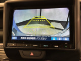 リバースギアに入れるだけで後方の表示へ切り替わります。夜間や雨の日の駐車も楽になりますよ。
