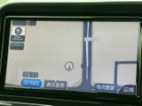地図上で現在地や周辺の道路を確認でき、縮尺表示も備わっています。目的地設定や表示変更なども選べるため、行き先の確認に役立ちます。