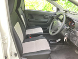 明るい色を取り入れた前席シートと、落ち着いた色合いの室内がまとまっています。運転席まわりを見渡しやすく、座った際にも前方の視界を確保しやすいレイアウトです。
