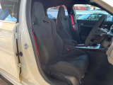 【専用スポーツシート】ホールド性に優れ、カーブ時の体が流れを抑制してくれます。また、体にフィットするから腰や背中が疲れにくく、ロングドライブや高速走行でも快適にお過ごしいただけます♪