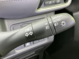 レバーには各種表示がまとめられており、設定を目で確認しやすい仕様です。運転席から手を伸ばしやすい位置に配置され、日常の走行時に必要な操作をスムーズに行える便利な装備です。