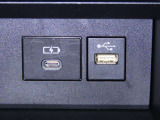 USB端子と充電用USB端子を装備しております。