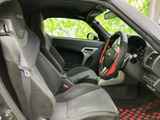 前席には身体を支える形状のシートが備わり、運転席と助手席の間には操作部がまとまっています。座る方の姿勢や足元の空間を実際にご確認いただきながら、日々の移動に合う乗り心地をお確かめください。