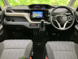 運転席まわりは視線を前方へ向けやすい配置で、フロントウインドウからの見通しもすっきり。シートは明るい色合いで、乗り降りしやすい室内空間です。前席で過ごす時間も快適に感じられます。