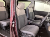 【前席】体を包み込むような形状でホールド感のあるフロントシート。しっかりと支えてくれるので長時間の運転を快適にサポートしてくれます。もちろん足元もゆったりしてますのでおくつろぎいただけます♪