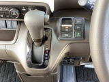 停車中にブレーキペダルを踏み続けなくてもブレーキ保持ができるオートマチックブレーキホールド機能もついております。『ECONスイッチ』車を低燃費モードに自動制御します。