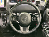 手元にスイッチ類をまとめたステアリングで、運転姿勢を保ちながら各種操作にアクセスしやすい構成です。握る位置も自然で、日々の移動を快適にサポートしてくれます。