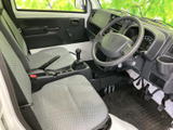 運転席まわりは前方を見渡しやすく、シートも体を受け止める形状です。足元にはペダルが並び、座席間の操作部も手の届く位置にまとまっているため、運転に集中しやすい空間です。