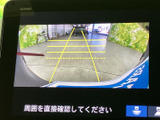 後方の映像に加えてガイド線も表示され、駐車時に周囲との距離感を確認する目安になります。目視で周囲を確かめながら、車庫入れをサポートする装備です。