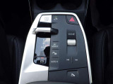 BMWの電子式シフトレバーはシンプル設計で機能的です。誤操作防止機能になっています。