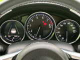 速度計や回転計、燃料計などの表示がまとまり、運転に必要な情報を確認しやすい配置です。中央の表示部では車両情報も把握でき、走行中も視線移動を抑えてチェックできます。