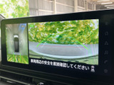 後方の映像に加えて車両周辺の様子も画面で確認でき、駐車時の安全確認をサポートします。ガイド線も表示されるため、周囲を直接確認しながら駐車位置を把握しやすい装備です。
