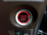 自然に手が届き、操作性の良い赤いボタンでエンジンスタート。
