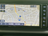 道路や施設名、現在地が画面上で確認でき、目的地までの道順を把握しやすい表示です。縮尺の目安や時刻も見やすく、日々のお出かけ先を設定する際にも便利にお使いいただけます。